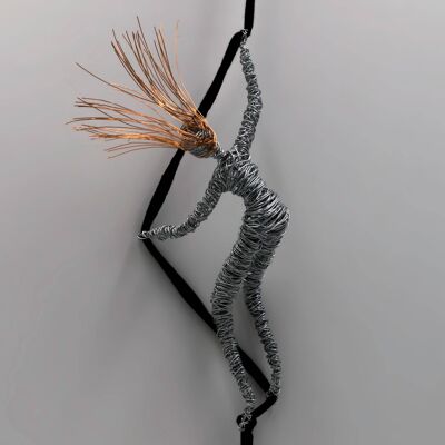 Kletternde weibliche Figur Skulptur Wandkunst Baumwollkordel