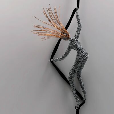 Kletternde weibliche Figur Skulptur Wandkunst Baumwollkordel