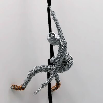 Figura rampicante in metallo da parete, scultura in filo d'acciaio da appendere alla parete