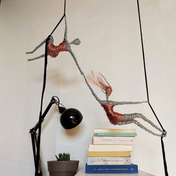 Ensemble de deux acrobates aériens, sculptures de femmes en fil de fer 1