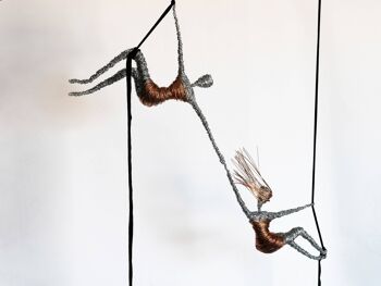 Ensemble de deux acrobates aériens, sculptures de femmes en fil de fer 2