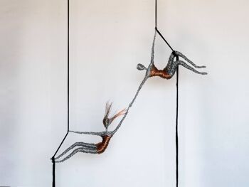 Ensemble de deux acrobates aériens, sculptures de femmes en fil de fer 3