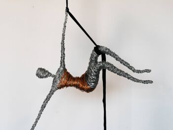 Ensemble de deux acrobates aériens, sculptures de femmes en fil de fer 4