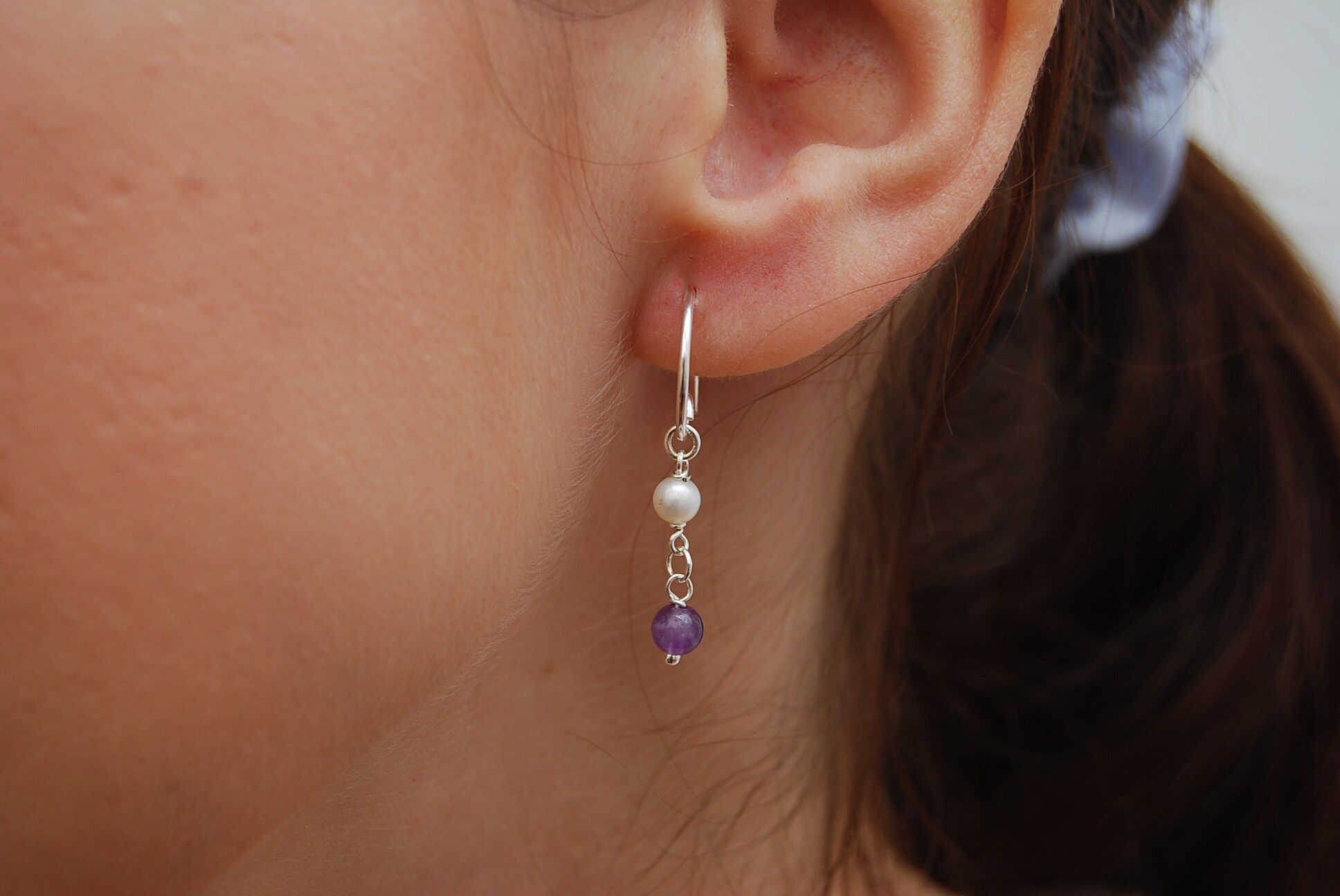 Orecchini a cerchio in argento sterling con perle e ametista.