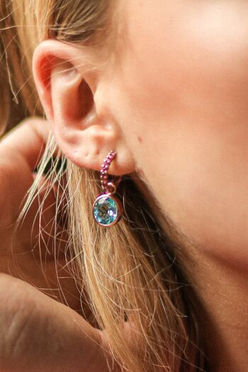 Boucles d'oreilles créoles avec topaze bleue et rubis 3