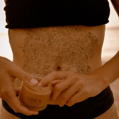 Exfoliante corporal: exfoliante suave que prepara para el bronceado.