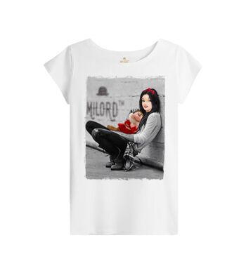 T-shirt blanc femme dans la rue