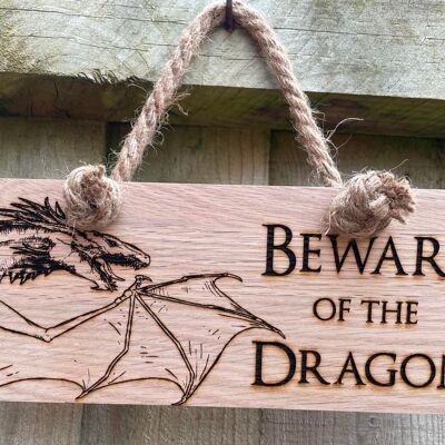 Fai attenzione all'impiccagione di legno del drago