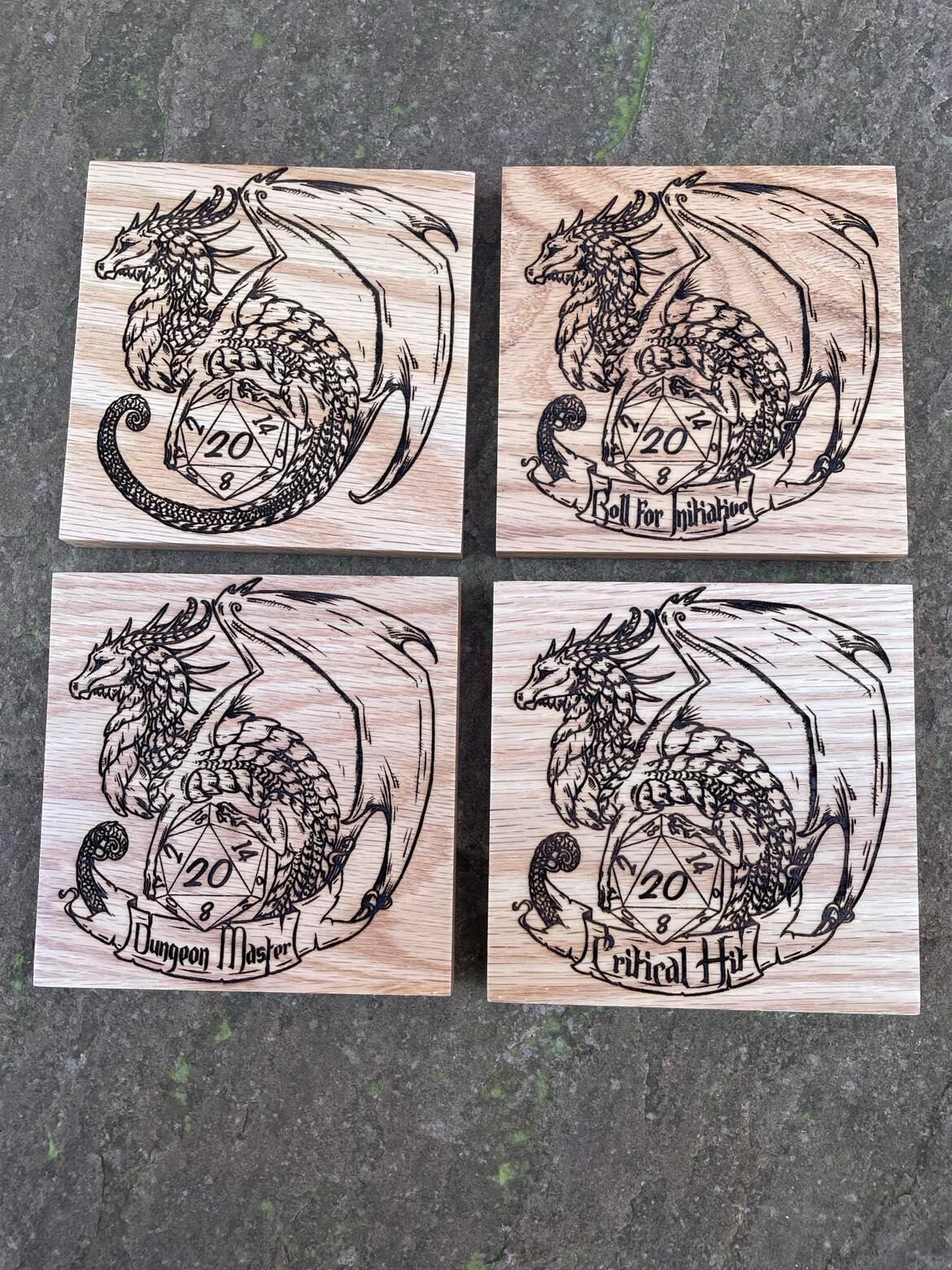 Juego de posavasos de madera D20 Dragons