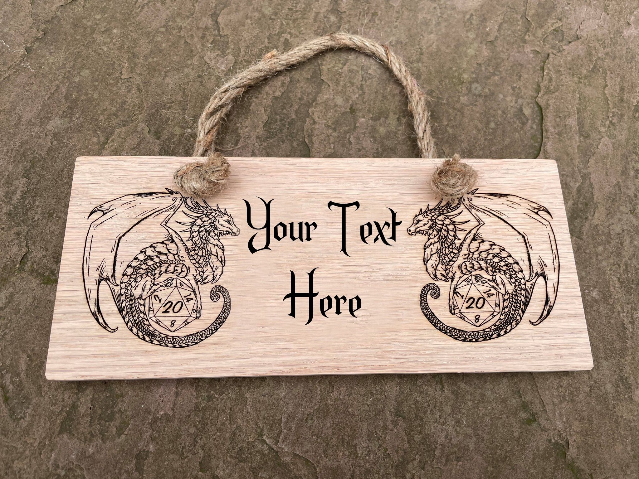 Texto personalizado D20 Dragón colgante