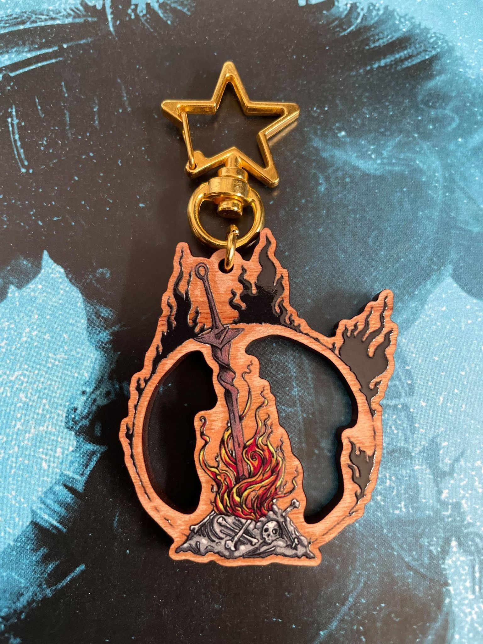 Encanto de madera de cerezo con estampado de hoguera con signo oscuro