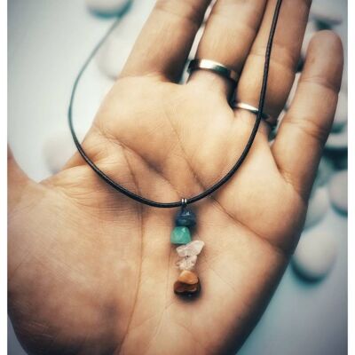 Collier réglable en hauteur avec sept pierres naturelles qui représentent les sept chakras. Pour que l'équilibre énergétique et vital circule mieux.