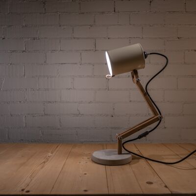 Lámpara de escritorio de madera color café, Spielberg con foco blanco hueso