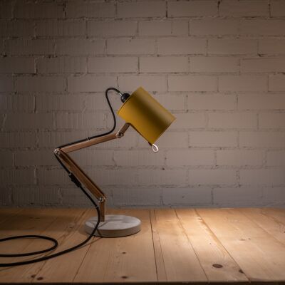 Lámpara de escritorio de madera color café, Spielberg con foco amarillo mostaza