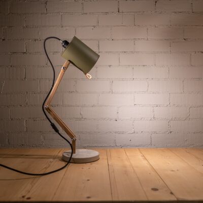 Lámpara de escritorio de madera color café, Spielberg con foco verde comarca