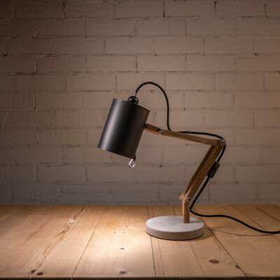 Lámpara de escritorio de madera color café, Spielberg con foco gris antracita