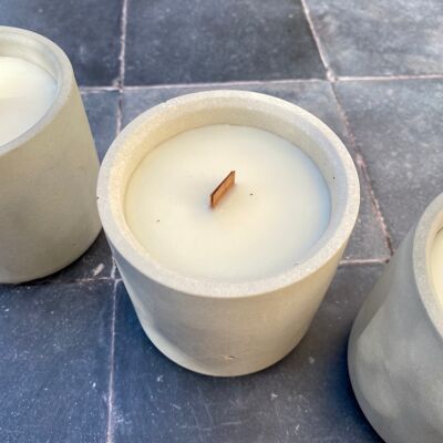 Piccola candela contenitore in cemento bianco vaniglia