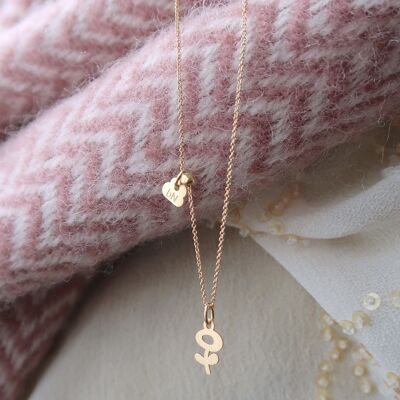 Goldene silberne Halskette mit friedlichen Blumen