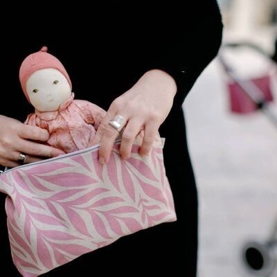 Schlichte Wickeltasche in Rosé mit Reißverschluss und Willkommenskarte