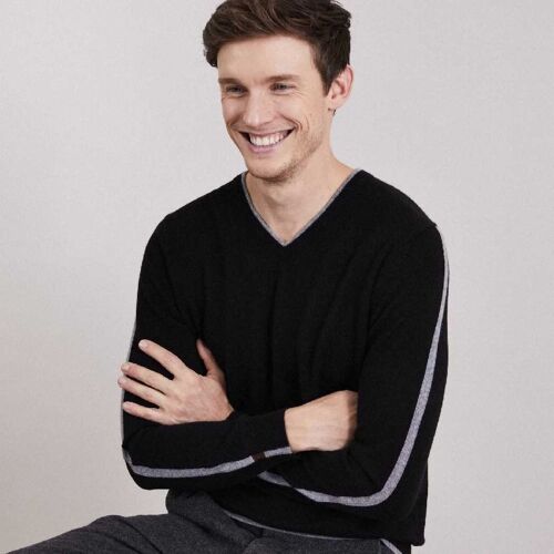 Mens Cashmere V Neck Sweater in Black