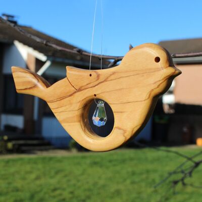 Decoración de ventana de pájaro de madera con conos de cristal.