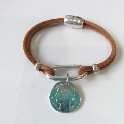 Bracelet cordon cuir camel avec ovale central et médaille visage. LAPACHO