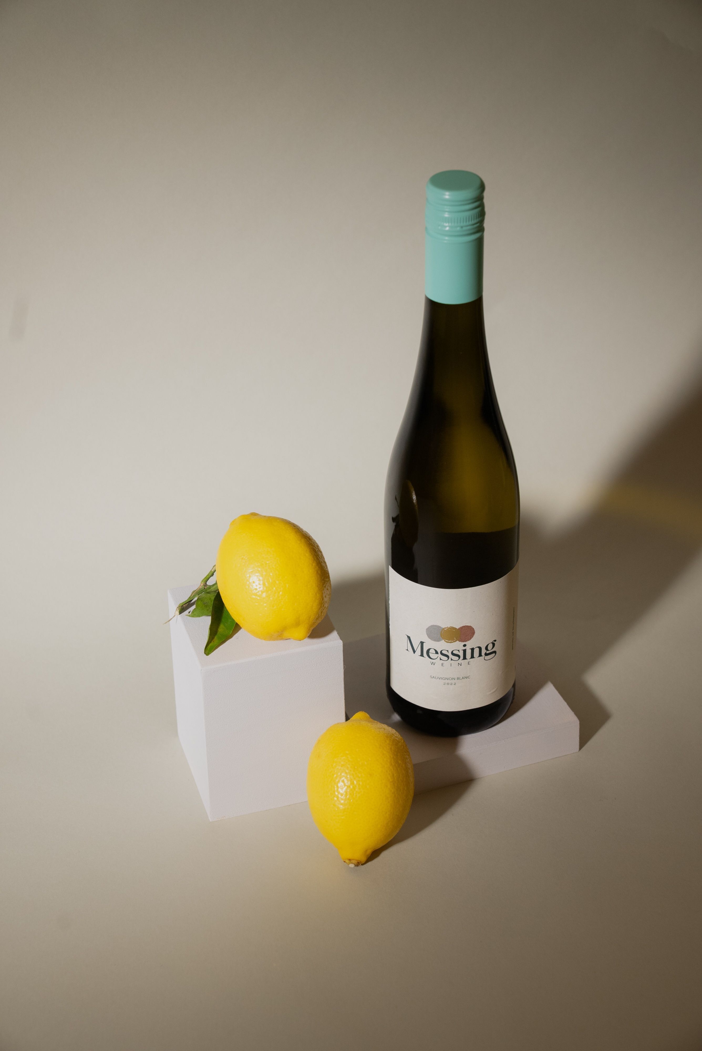 Vino bianco Sauvignon Blanc in ottone