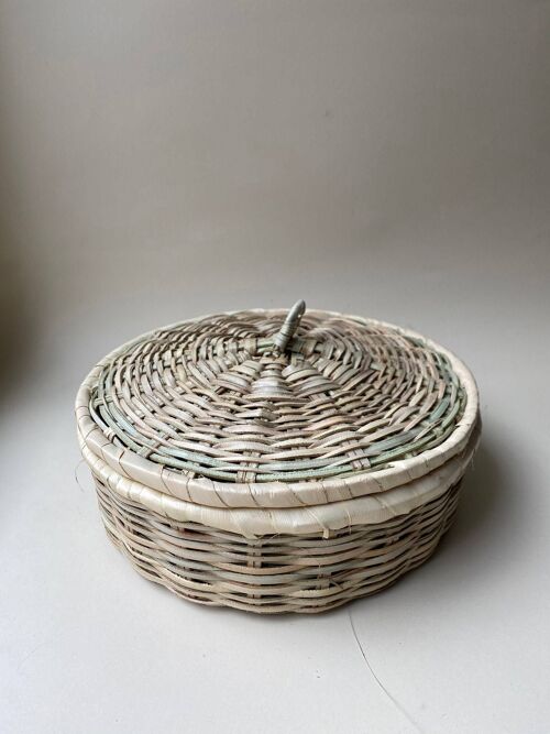 Decorative basket with lid, round, hand woven from palm - Dekorativer Korb mit Deckel, rund, handgeflochten aus Palm