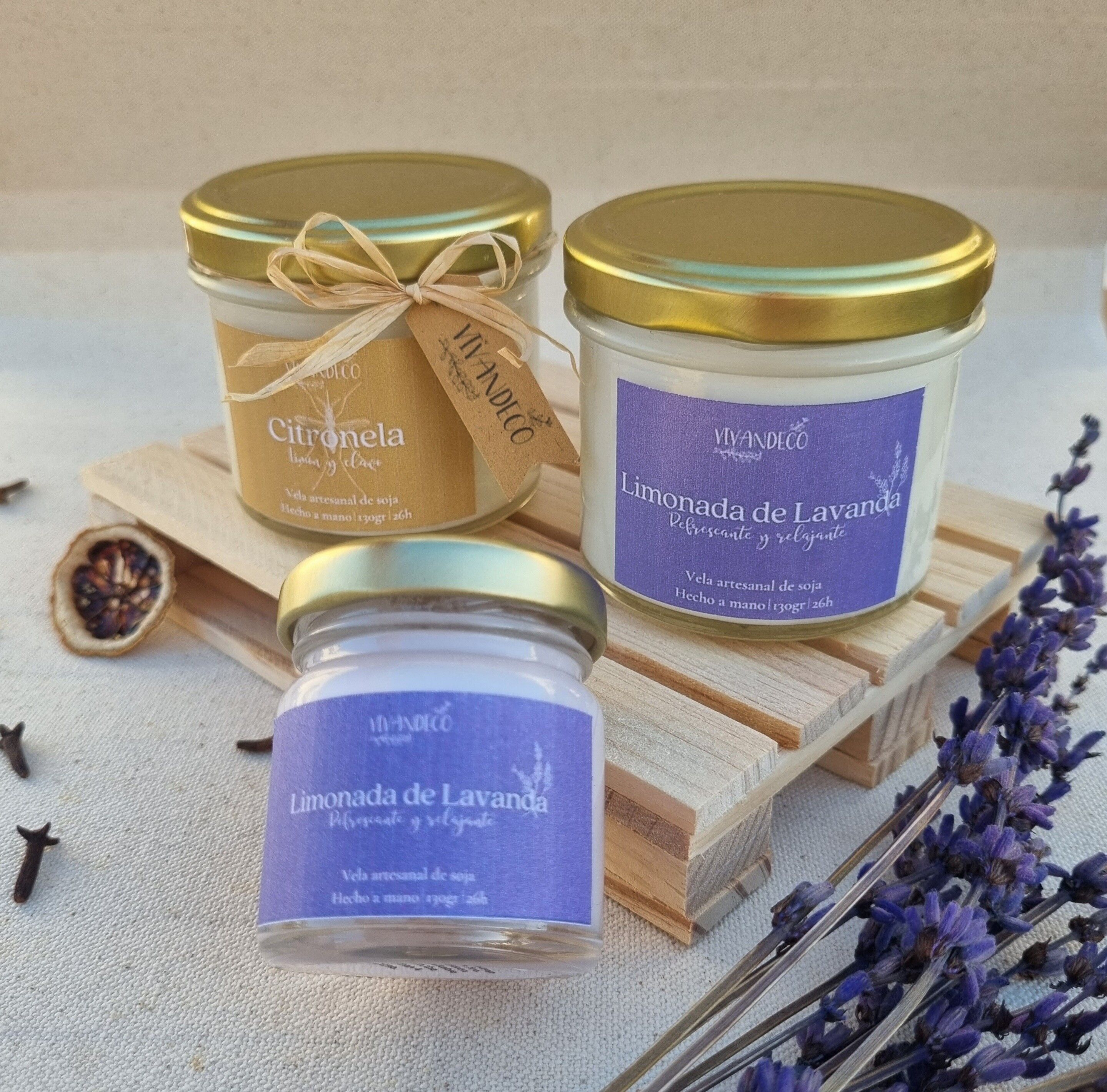 Assortimento di candele medie, mini e cioccolatini