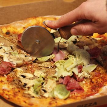 Coupe-pizza avec manche en bois d'olivier 2