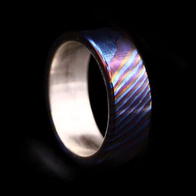 Titan-Damaskus / mustergeschweißter Ring mit Sterling-Silber-Einsatz