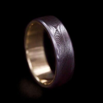 Ring aus Damaststahl mit einer 9-karätigen Goldeinlage