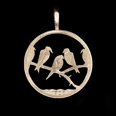 Pájaros en un árbol - Un chelín de plata maciza (anterior a 1919)