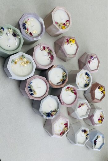 Kit de fabrication de deux  Bougies Cire de Soja Fleuries avec les  bougeoirs en béton inclus 8