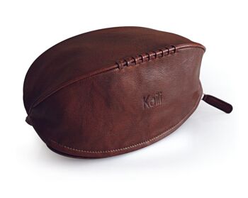 K0011BB | Beauty Case "Ballon de Rugby" en Cuir Véritable - Couleur : Marron Foncé - Elastique interne pour maintenir les bouteilles - Fermeture zippée - Dimensions : 35 x 14 x 14 cm - Conditionnement : sac TNT 1