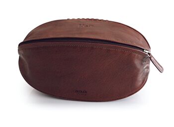K0011BB | Beauty Case "Ballon de Rugby" en Cuir Véritable - Couleur : Marron Foncé - Elastique interne pour maintenir les bouteilles - Fermeture zippée - Dimensions : 35 x 14 x 14 cm - Conditionnement : sac TNT 3