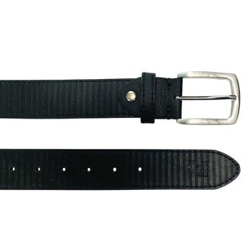 K4009AB | Ceinture pour homme Allover en cuir doublé avec finition PU. Coloris noir Dimensions : 125 x 3,8 x 0,5 cm (tour de taille 110 cm). Conditionnement : Boîte cadeau fond/couvercle rigide 2