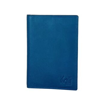 K10237MB | Protège passeport en véritable cuir pleine fleur, légèrement grainé. Couleur bleu jean. Dimensions fermé : 10 x 14 x 1 cm - Conditionnement : fond rigide/couvercle Coffret Cadeau 2