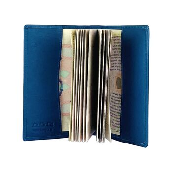 K10237MB | Protège passeport en véritable cuir pleine fleur, légèrement grainé. Couleur bleu jean. Dimensions fermé : 10 x 14 x 1 cm - Conditionnement : fond rigide/couvercle Coffret Cadeau 3