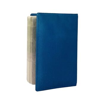 K10237MB | Protège passeport en véritable cuir pleine fleur, légèrement grainé. Couleur bleu jean. Dimensions fermé : 10 x 14 x 1 cm - Conditionnement : fond rigide/couvercle Coffret Cadeau 4