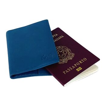 K10237MB | Protège passeport en véritable cuir pleine fleur, légèrement grainé. Couleur bleu jean. Dimensions fermé : 10 x 14 x 1 cm - Conditionnement : fond rigide/couvercle Coffret Cadeau 5