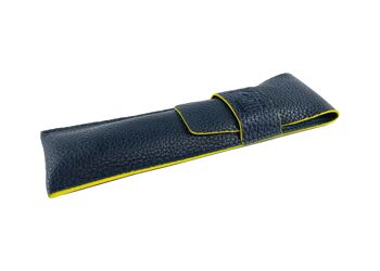 K0028DB | Etui pour stylos en véritable cuir pleine fleur, dollar grainé - Couleur bleu avec bords jaunes - Dimensions : 4,5 x 16,5 x 1 cm - Conditionnement : sac Tnt 1