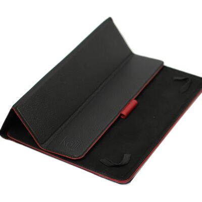 K0033AB | Hülle für Tablet aus echtem Leder, Vollnarbung, Dollar-Maserung. Col. Schwarz mit roten Rändern. Kontrastierender Laschenverschluss. Abmessungen: 19,5 x 25,2 x 1 cm. Verpackung: TNT-Beutel