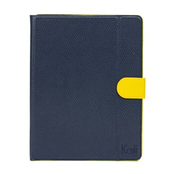 K0033DB | Étui pour tablette Cuir véritable, pleine fleur, grain dollar. Col. Bleu avec bords jaunes. Fermeture par patte contrastée. Dimensions : 19,5 x 25,2 x 1 cm Conditionnement : sachet Tnt 2