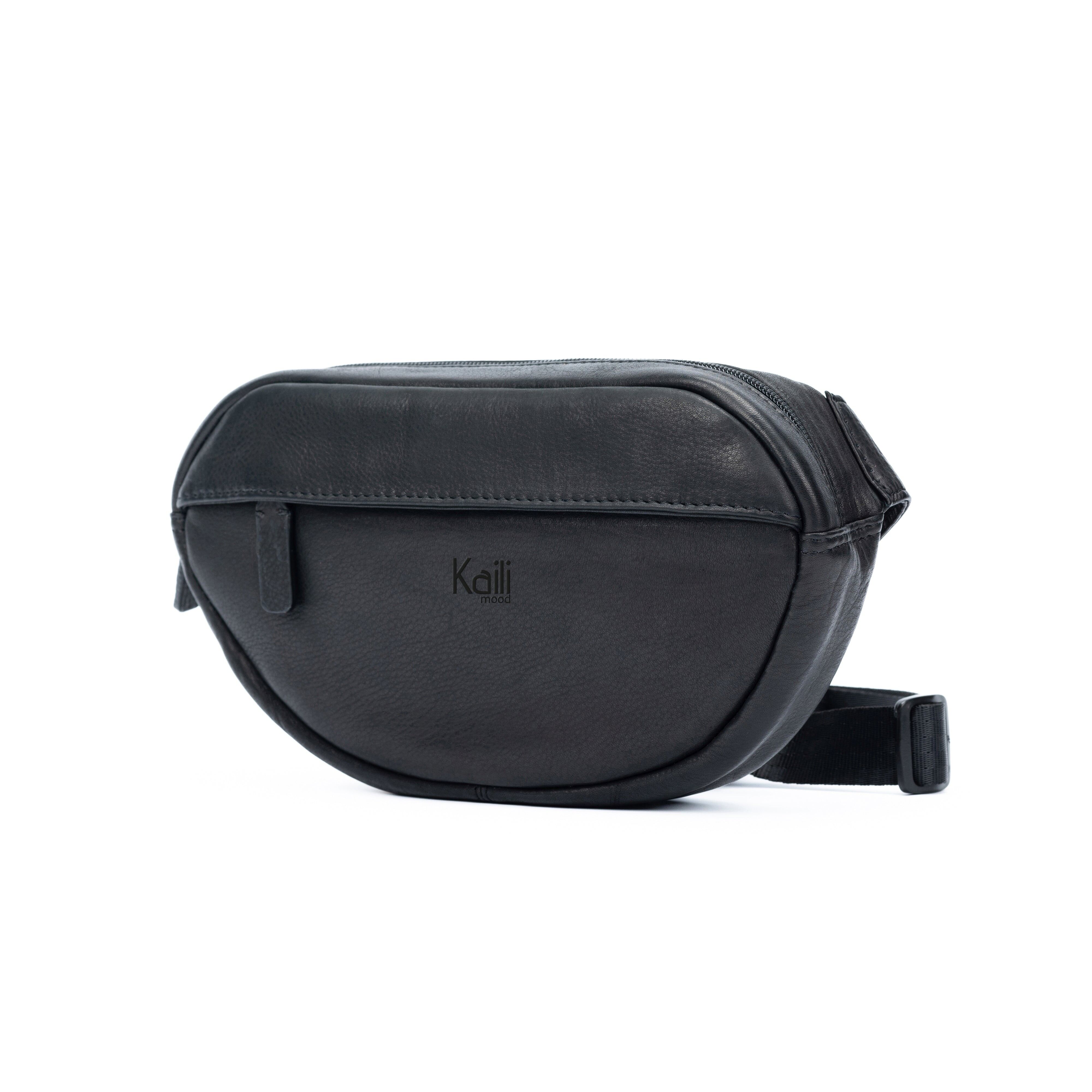 K0012AB | Marsupio in Vera Pelle pieno fiore, con leggera grana. 4 tasche con chiusura con lampo. Accessori Nickel Lucido. Colore Nero. Dimensioni: cm 25 x 13 x 5,5.Confezione: Sacchetto Tnt