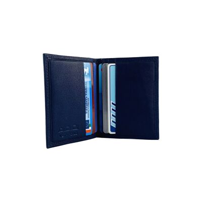 K10217DB | Kreditkartenetui aus echtem Vollnarbenleder mit leichter Narbung. Blaue Farbe. Elastischer Verschluss. Maße geschlossen: 7 x 9,8 x 0,5 cm. Verpackung: Geschenkbox mit starrem Boden/Deckel