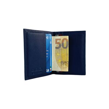 K10217DB | Porte-cartes de crédit en véritable cuir pleine fleur, légèrement grainé. Couleur bleu Fermeture élastique. Dimensions fermé : 7 x 9,8 x 0,5 cm. Conditionnement : Boîte cadeau fond/couvercle rigide 2