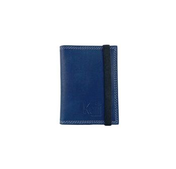 K10217DB | Porte-cartes de crédit en véritable cuir pleine fleur, légèrement grainé. Couleur bleu Fermeture élastique. Dimensions fermé : 7 x 9,8 x 0,5 cm. Conditionnement : Boîte cadeau fond/couvercle rigide 3