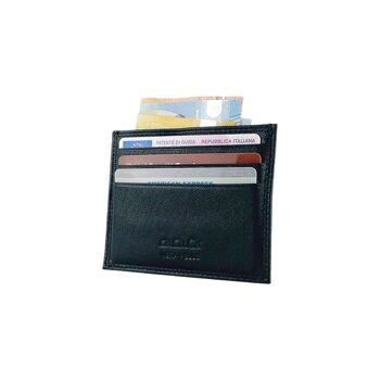 K10216AB | Porte-cartes de crédit en véritable cuir pleine fleur, légèrement grainé. Couleur noir.Grande poche centrale. Dimensions : 9,8 x 8 x 0,5 cm. Conditionnement : Boîte cadeau fond/couvercle rigide 3