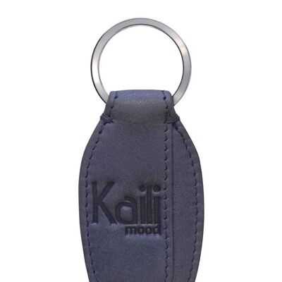 K10753PB | Keychain in genuine full grain leather, with slight grain. Avio color. Polished Nickel ring. Total dimensions: 3.5 x 9 x 0.5 cm. Packaging: rigid bottom/lid Gift Box